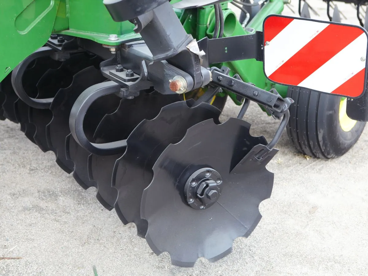Implementos agrícolas fabricados com chapas e componentes de aço