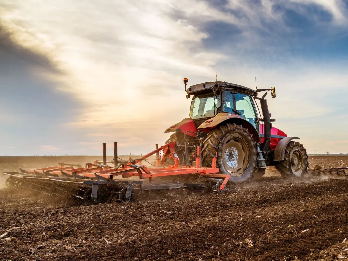 Máquinas agrícolas com estruturas e componentes fabricados em aço