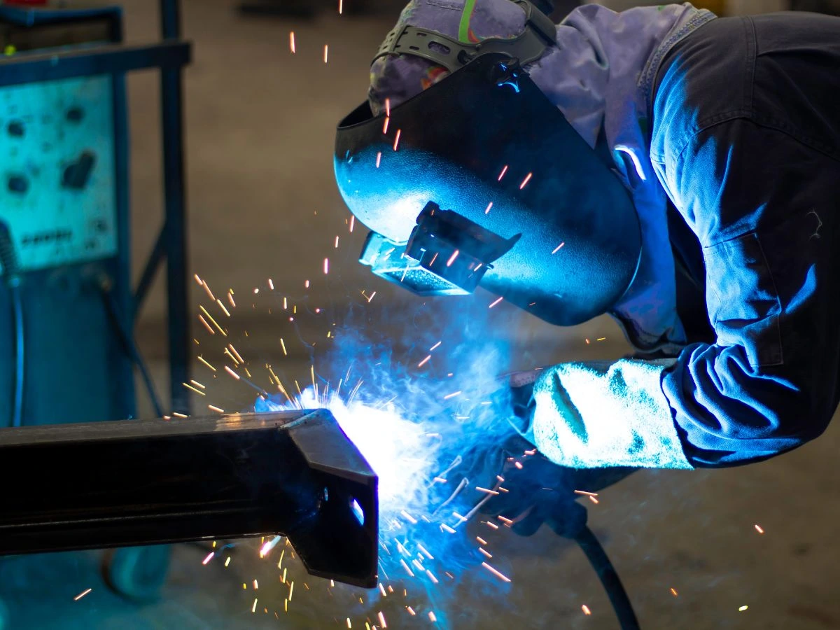 Componentes estruturais soldados fabricados em aço
