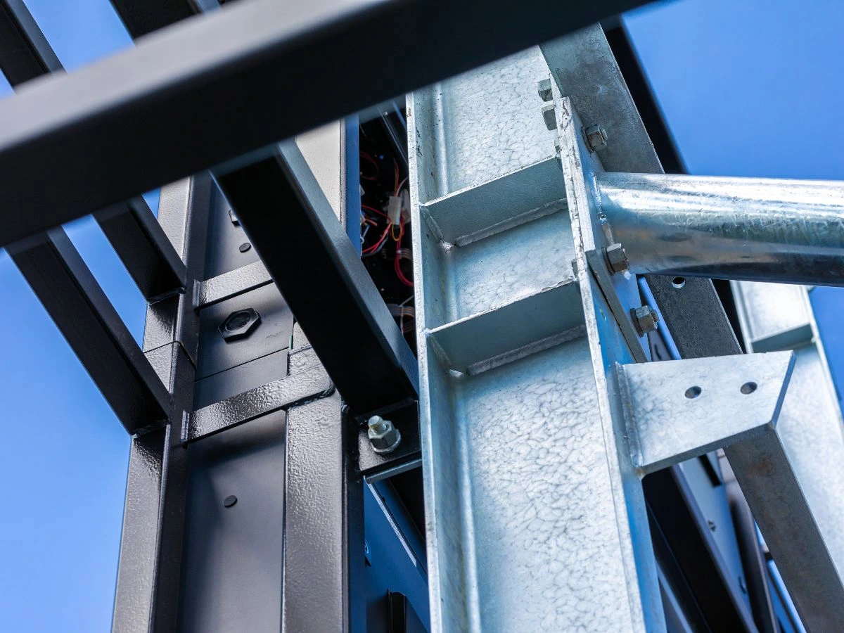 Fabricação de equipamentos de caldeiraria pesada de grande porte