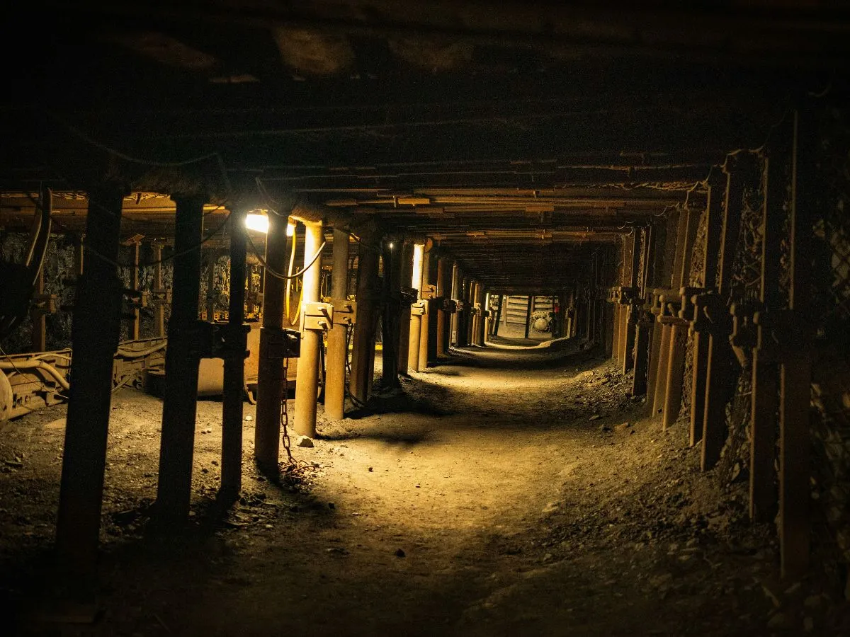 Estruturas e suportes de aço utilizados em instalações de mineração