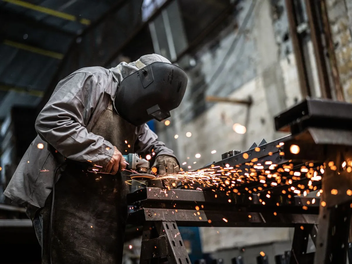 Caldeiraria pesada com fabricação de equipamentos e componentes em aço