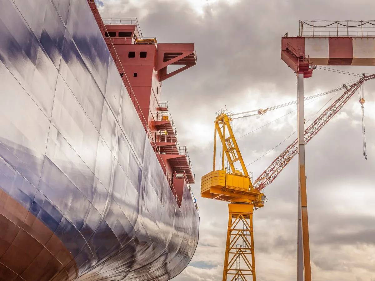 Casco de embarcação em construção com chapas de aço
