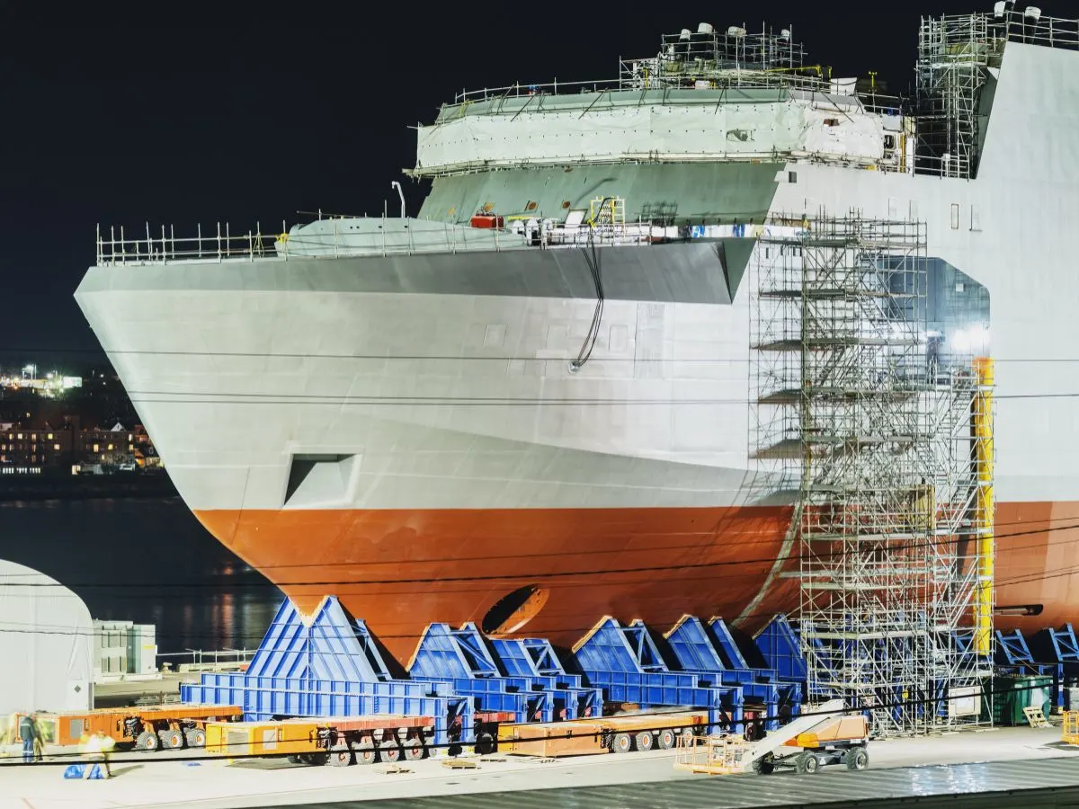 Construção naval com chapas e estruturas de aço em estaleiro